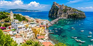 A ilha italiana que está roubando a cena no Mediterrâneo