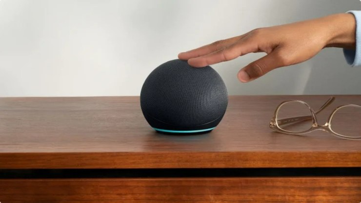 Echo Dot com Alexa+ recebe desconto de R$ 150 na Amazon