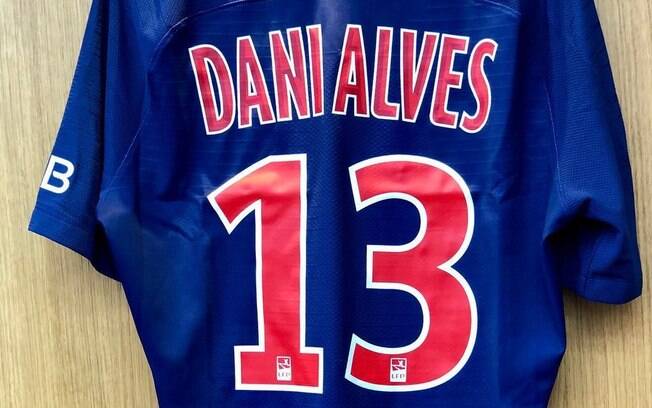 Daniel Alves vestirá a camisa 13 do PSG