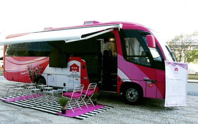 Ônibus leva prevenção ao câncer de mama, e oferece, além de orientações sobre a doença, maquiagem e cuidados com as mãos  gratuitos