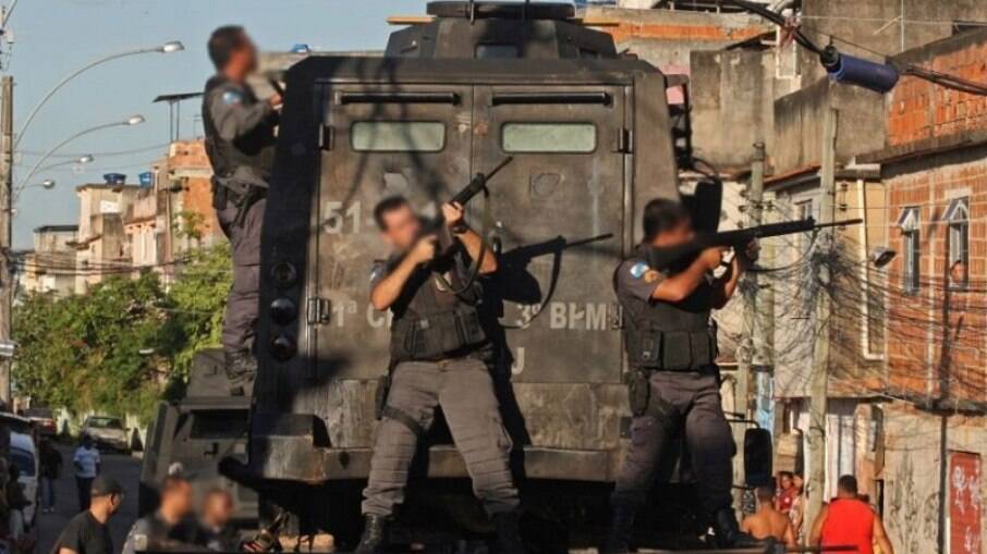 Policiais durante operação no bairro do Jacarezinho, no Rio de Janeiro