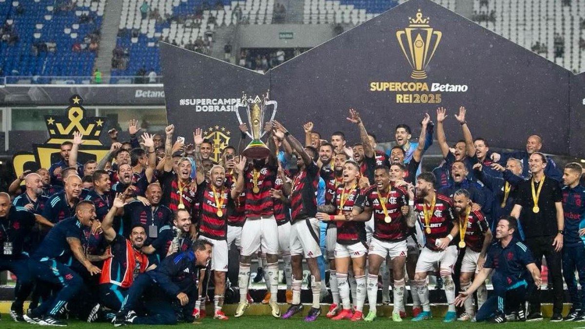 Jogadores erguem a taça da Supercopa do Rei, a primeira do Flamengo em 2025