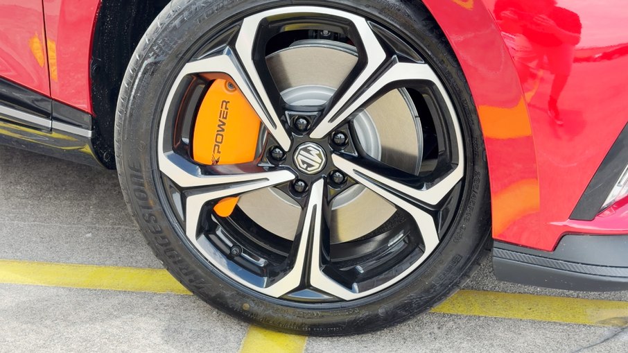 Roda de 18 polegadas e detalhe da pinça com capa laranja do MG4 Xpower