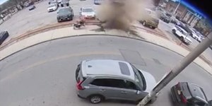 Por pouco: bueiro explode logo após família passar por ele; veja