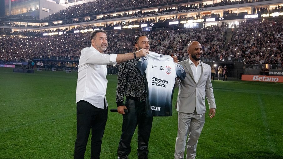 Memphis Depay foi apresentado para torcida do Corinthians