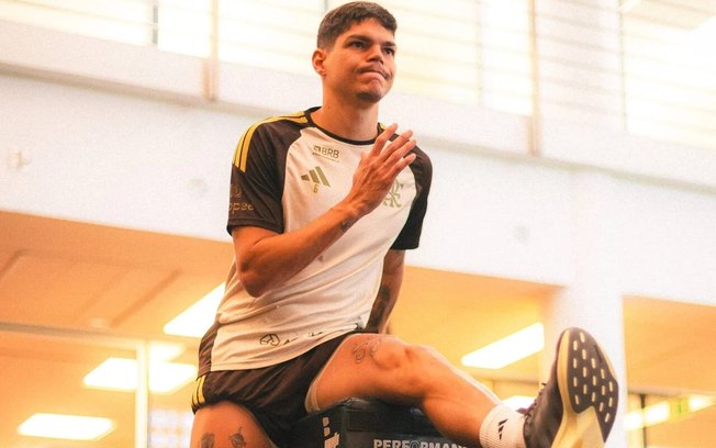 Ayrton Lucas realizando atividades na academia do Flamengo nesta terça (20/10)