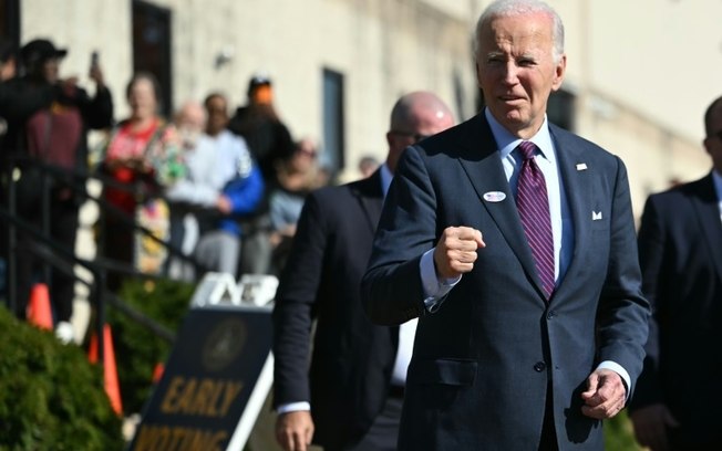 O presidente dos EUA, Joe Biden, fala com repórteres após votar antecipadamente nas eleições gerais de 2024 em New Castle, Delaware, em 28 de outubro de 2024