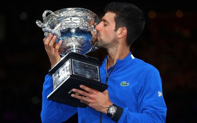 Novak Djokovic beija o troféu do Aberto da Austrália 2019, o sétimo de sua carreira
