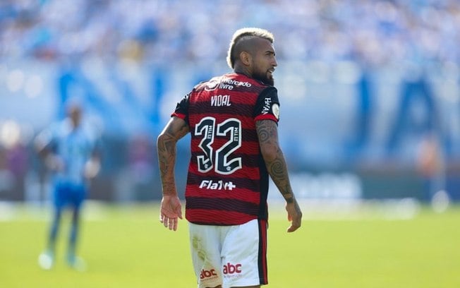 Liderança, disposição e desarme crucial: primeiros minutos de Vidal no Flamengo deixam boa impressão