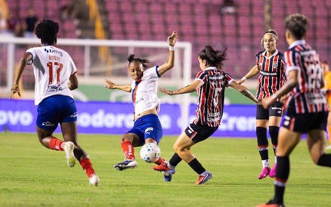 Jogadores do Bahia celebram gol no triunfo sobre o São Paulo Jogadores do Bahia celebram gol no triunfo sobre o São Paulo