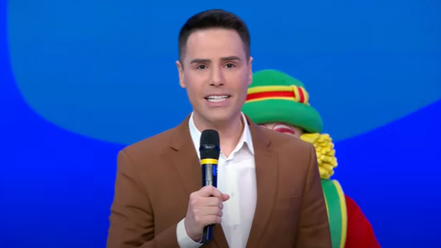 Luiz Bacci volta ao SBT após 15 anos e comanda novo programa diário Luiz Bacci volta ao SBT após 15 anos e comanda novo programa diário