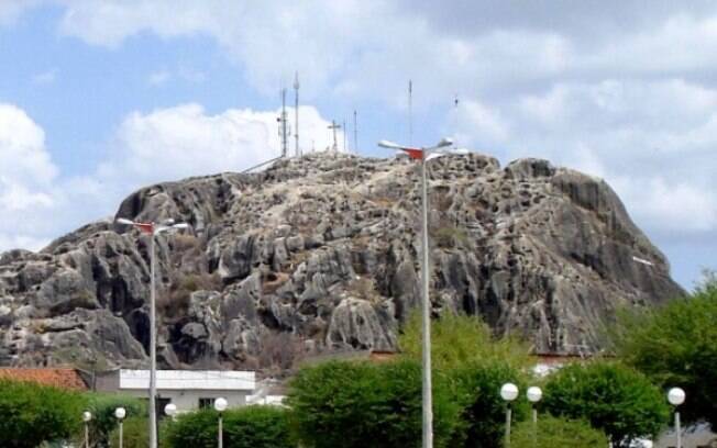 A pedra do cruzeiro fica na região central do Quixadá