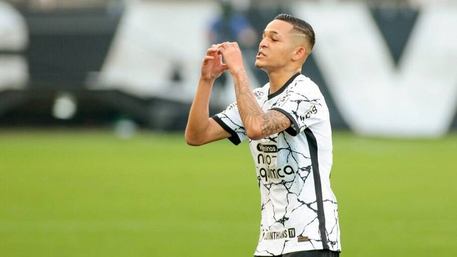 Adson estreou pelo time profissional do Corinthians em 2021