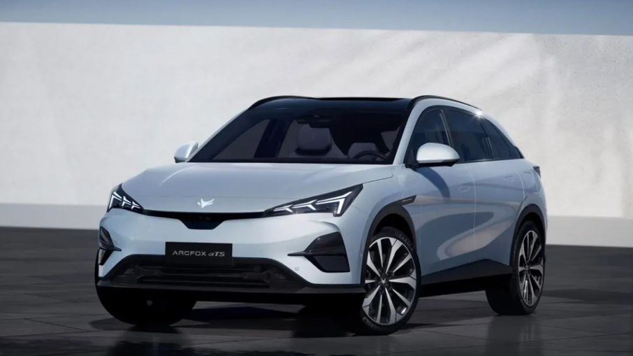 O Arcfox T5, em algumas configurações, chega a 272 cv e cumprem a aceleração de zero a 100 km/h em aproximadamente 7,5 segundos O Arcfox T5, em algumas configurações, chega a 272 cv e cumprem a aceleração de zero a 100 km/h em aproximadamente 7,5 segundos