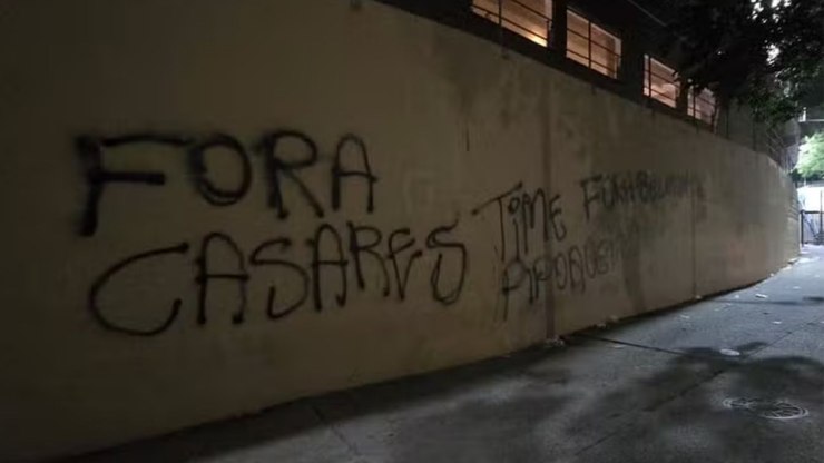 "Fora Casares": torcida marca protesto antes de São Paulo x Ceará