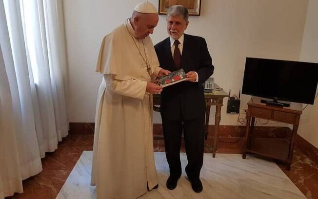 Celso Amorim encontra com o Papa Francisco no Vaticano; na ocasião, o pontífice enviou recado a Lula