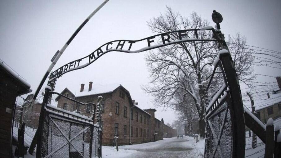Turista holandesa é presa por fazer saudação nazista em Auschwitz