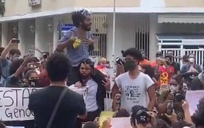 Wesley Teixeira em fala durante o primeiro ato antirracista no Rio de Janeiro