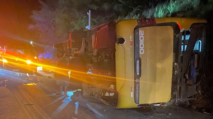 Ônibus capota na BR-251 e deixa 5 mortos e 43 feridos em MG