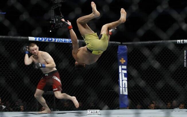 Michel ‘Demolidor’ Pereira em mais uma de suas acrobacias. Ele perdeu no UFC Canadá