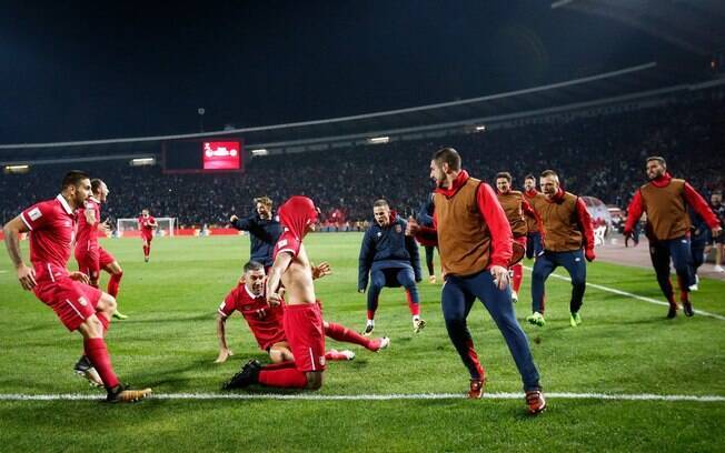 Jogadores da Sérvia fazem muita festa após gol de Gudelj