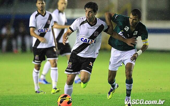Juninho Pernambucano em ação na derrota para o Goiás pela 29ª rodada do Brasileirão. Foto: Marcelo Sadio/vasco.com.br