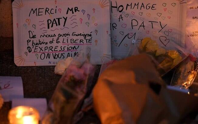 Memorial feito para Samuel Paty, professor decapitado na França após aula sobre liberdade de expressão