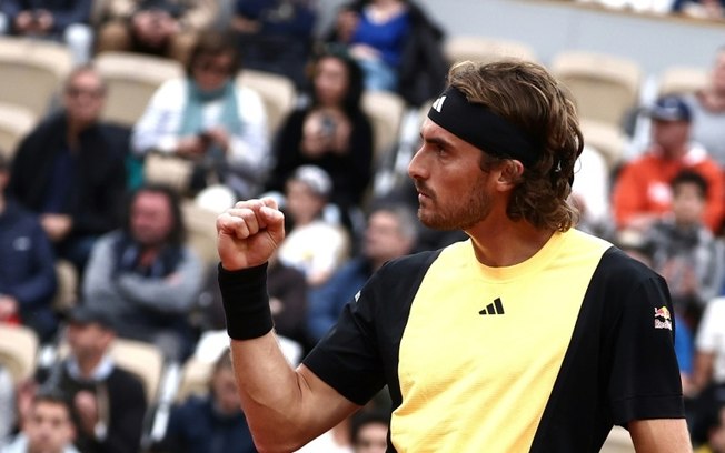 Stefanos Tsitsipas comemora ponto durante a vitória sobre Marton Fucsovics nesta segunda-feira (27), na primeira rodada de Roland Garros