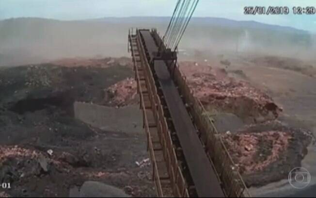 Sobreviventes de Brumadinho conseguem escapar em picape no momento em que a barragem se rompe