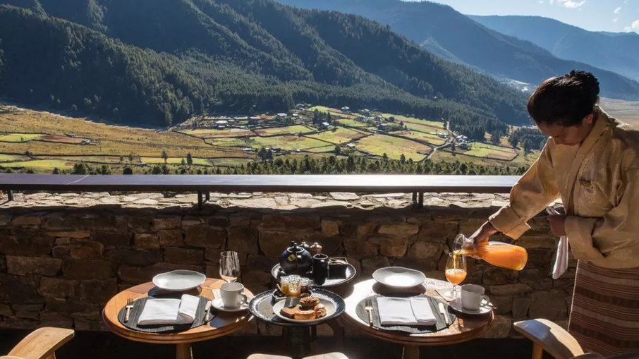 Hotel de luxo Gangtey Lodge, exemplo do turismo cinco estrelas no Butão, na Ásia 