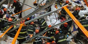 Vídeo: 80 toneladas de produtos caem sobre trabalhador