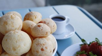 Dia%20do%20p%C3%A3o%20de%20queijo%3A%20conhe%C3%A7a%20a%20hist%C3%B3ria%20por%20tr%C3%A1s%20da%20receita
