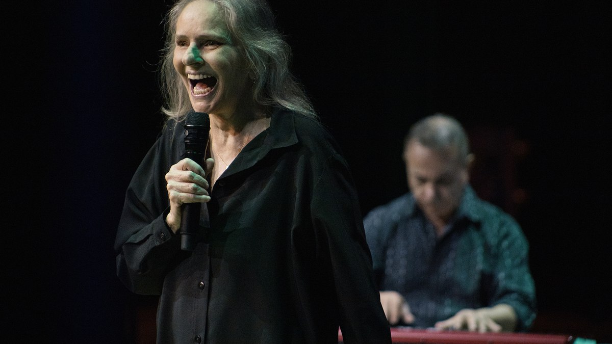 Angela Ro Ro em show de piano e voz