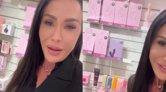 Gracyanne Barbosa se diverte em sex shop de SP