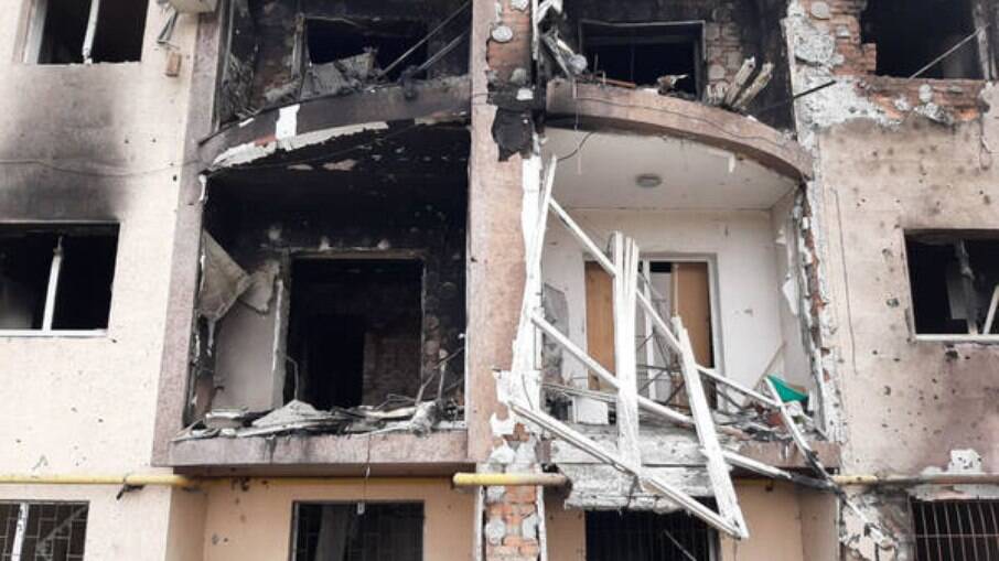Prédio destruído por bombardeio russo em Irpin, nos arredores de Kiev