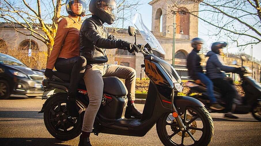 Volume de scooteres nas ruas em tempos de forte crise econômica aumenta junto com a chegada da nova era da mobilidade 