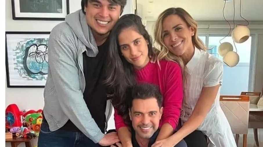 Zezé ao lados dos filhos: Igor, Camila e Wanessa