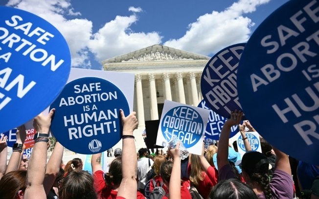 Manifestantes a favor do direito ao aborto em frente à Suprema Corte, em Washington, no dia 24 de junho de 2024