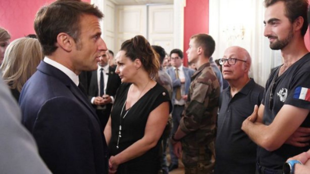 O presidente francês Emmanuel Macron encontrou-se com Henri, o herói da 'mochila' de 24 anos