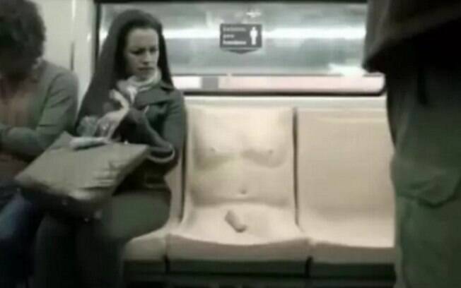 Assento de pênis foi instalado no metrô da Cidade do México em campanha contra o assédio sexual no transporte público