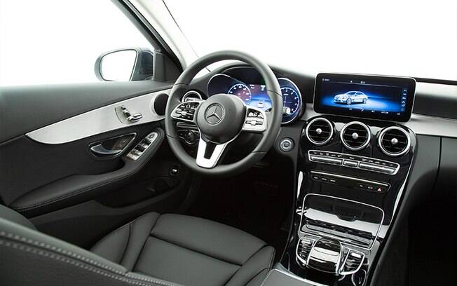 Novo Mercedes C200 EQ Boost tem novo cluster digital e tela de alta resolução, de 10,3 polegadas, além de novo volante 