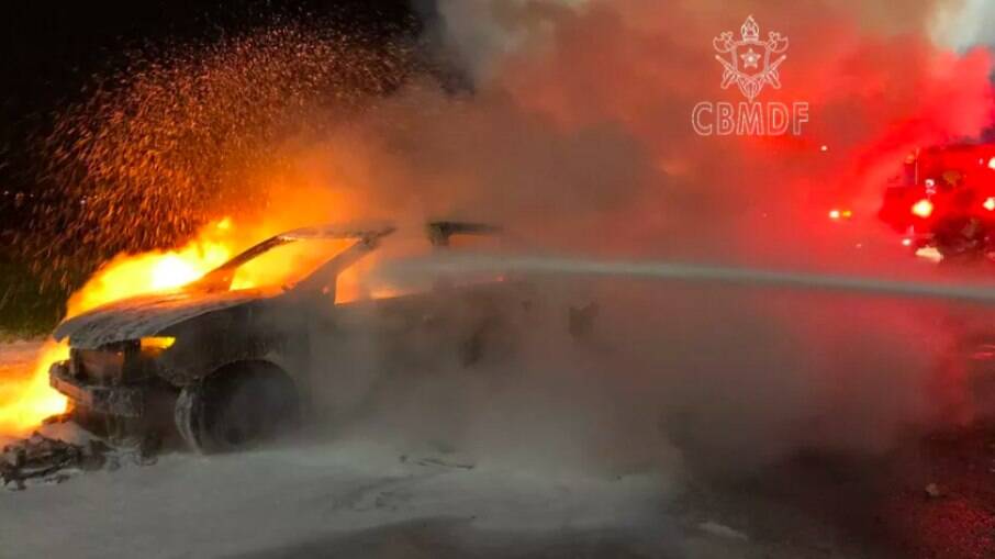 Carro incendiado às margens do Lago Paranoá