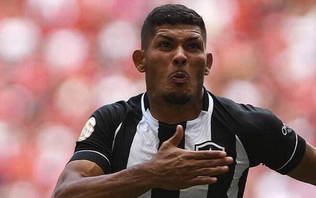 Ao marcar contra o Flamengo, Erison se torna 'carrasco' com gols em todos os rivais do Botafogo