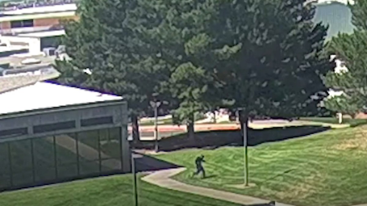 Suposto atirador aparece correndo no campus