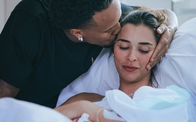 Tainá Militão se derreteu ao ver Éder Militão com o filho recém-nascido
