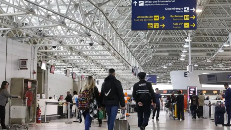LATAM e Azul oferecem remarcação gratuita de passagens