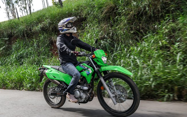 Kawasaki KLX230 2027 chega ao Brasil em três versões