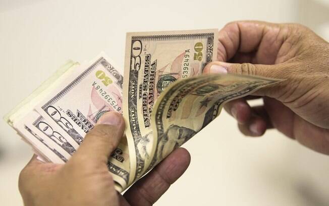 Dólar abre semana em alta, cotado a R$ 4,06; Bolsa recua