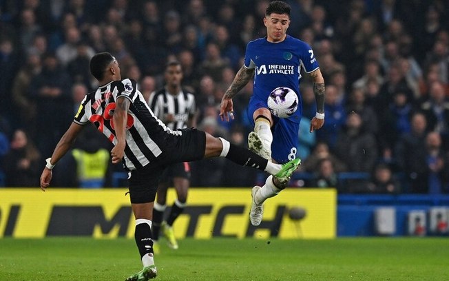 Jogadores de Chelsea e Newcastle em disputa de bola na Premier League - Foto: Glyn Kirk/AFP via Getty Images