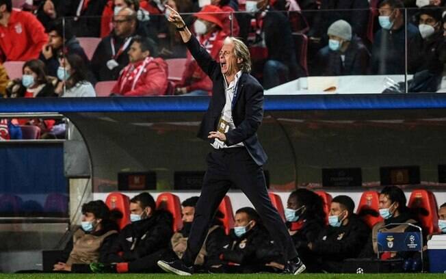 Jorge Jesus é suspenso por críticas à arbitragem e pode perder clássicos do Benfica com o Porto